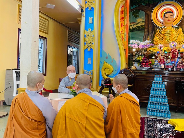 Hành giả Ni lần lượt tác pháp Tự tứ, kết thúc ba tháng cấm túc an cư
