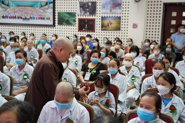 Tặng chuỗi hạt đến bệnh nhân để tự chế ngự cơn đau và học cách an trú