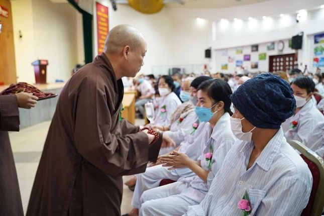 Động viện các bệnh nhân hãy cứ vui cười và tránh những cảm xúc tiêu cực để lạc quan, có thể mau lành bệnh