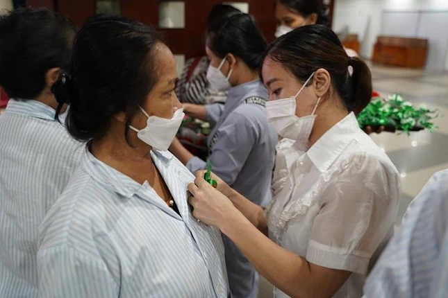 Mỗi bệnh nhân được cài hoa hồng Vu lan Mỗi bệnh nhân được cài hoa hồng Vu lan