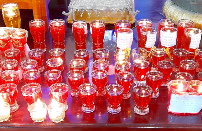 Mỗi ngọn đèn là gởi lời nguyện cầu bình an đến hai đấng sinh thành Mỗi ngọn đèn là gởi lời nguyện cầu bình an đến hai đấng sinh thành