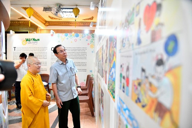 Bí thư Thành ủy TP.HCM thưởng lãm "Việt Nam ước mong”