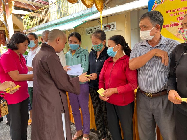 Đại đức Thích Giác Đạo trao quà đến các hộ nghèo bị ảnh hưởng bởi chất độc da cam/dioxin