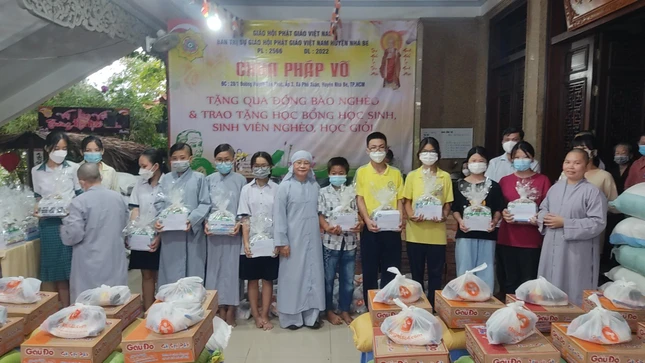 Trao học bổng cho học sinh