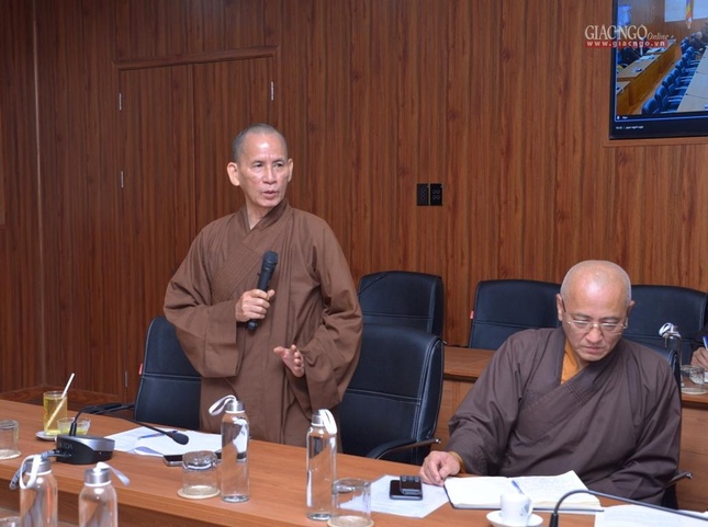Hòa thượng Thích Thiện Thống đóng góp ý kiến tại hội nghị