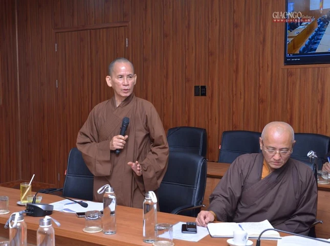 Hòa thượng Thích Thiện Thống đóng góp ý kiến tại hội nghị