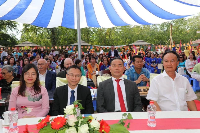 Khách quý tham dự lễ Vu lan, cất nốc chùa Phúc Lâm