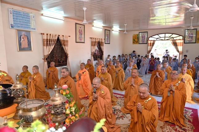 Chư tôn đức đảnh lễ Tam bảo