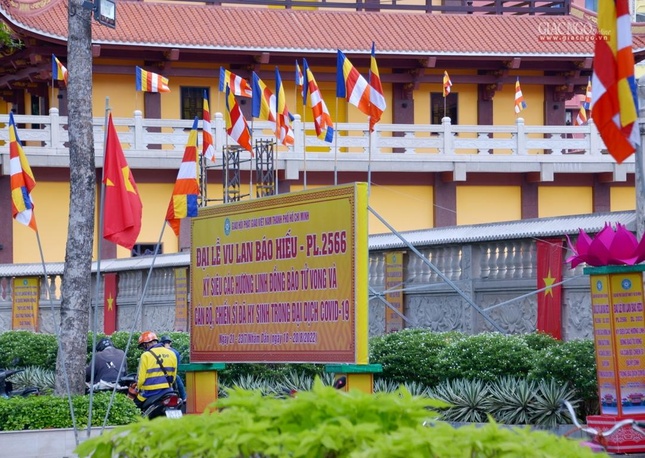 Trước tam quan Việt Nam Quốc Tự