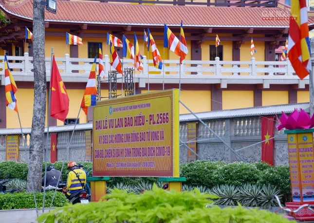 Trước tam quan Việt Nam Quốc Tự