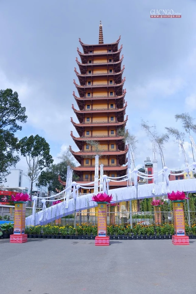 Không gian sảnh trước Việt Nam Quốc Tự nhìn về tháp Đa Bảo