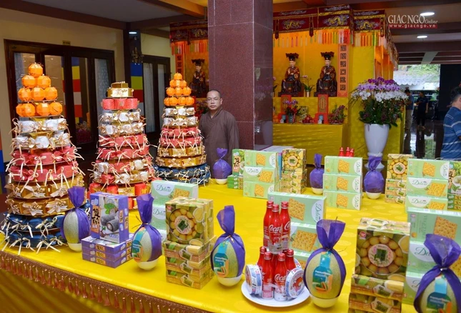 Lễ phẩm được bài biện chuẩn bị cho Đại lễ kỳ siêu tại Việt Nam Quốc Tự