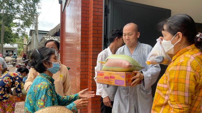 Ban Từ thiện - Xã hội trao quà Vu lan đến hộ nghèo