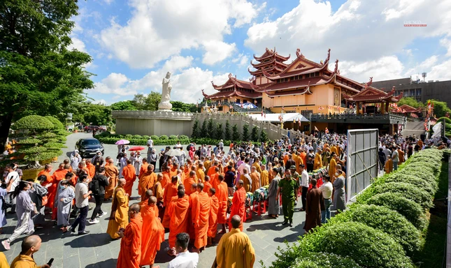 Quang cảnh tặng quà tại Việt Nam Quốc Tự