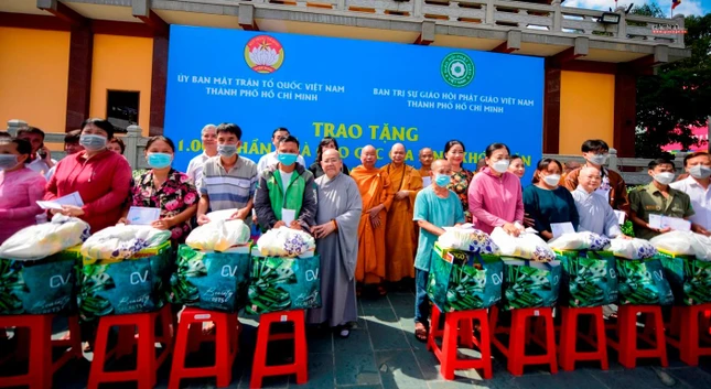 Chư tôn đức trao quà đến đồng bào khó khăn