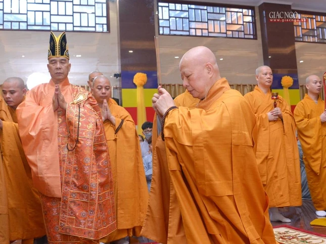 Hòa thượng Thích Lệ Trang, Trưởng ban Trị sự GHPGVN TP.HCM đã niêm đàn sái tịnh, bạch Phật khai kinh