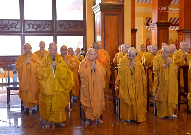 Chư tôn đức giáo phẩm chứng minh, tham dự lễ khai mạc Đại lễ tưởng niệm, kỳ siêu