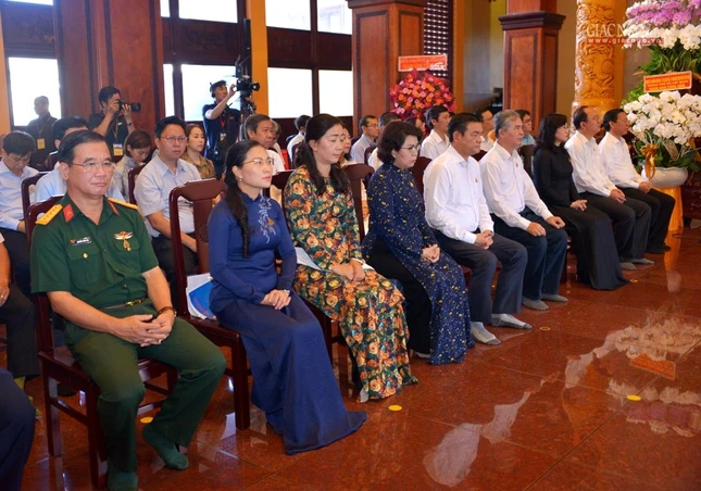 Lãnh đạo Thành ủy TP.HCM, đại diện Sở, ban ngành TP.HCM, Quận ủy quận 10 tham dự