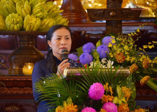 Bà Phan Kiều Thanh Hương cảm động phát biểu tại Đại lễ tưởng niệm, kỳ siêu