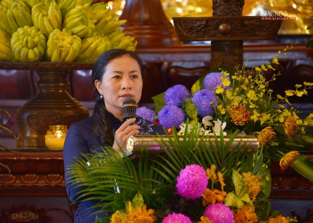 Bà Phan Kiều Thanh Hương cảm động phát biểu tại Đại lễ tưởng niệm, kỳ siêu