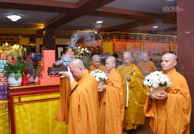 Chư tôn giáo phẩm quang lâm pháp hội