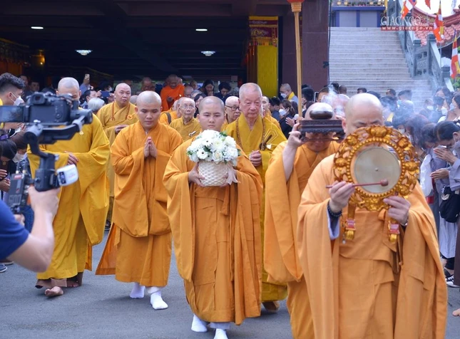Cung nghinh chư tôn đức giáo phẩm quang lâm lễ sái tịnh, dựng bia tưởng niệm trong khuôn viên Việt Nam Quốc Tự
