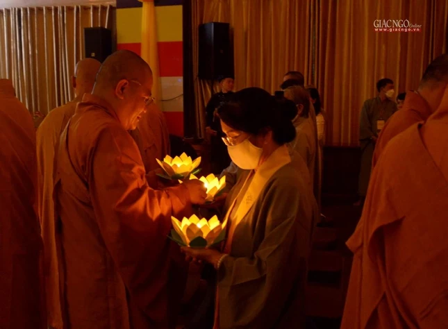 ... được thắp sáng