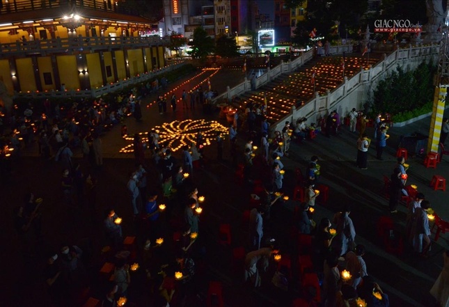 Dâng lời nguyện cầu khắp cõi mười phương chư Phật Dâng lời nguyện cầu khắp cõi mười phương chư Phật