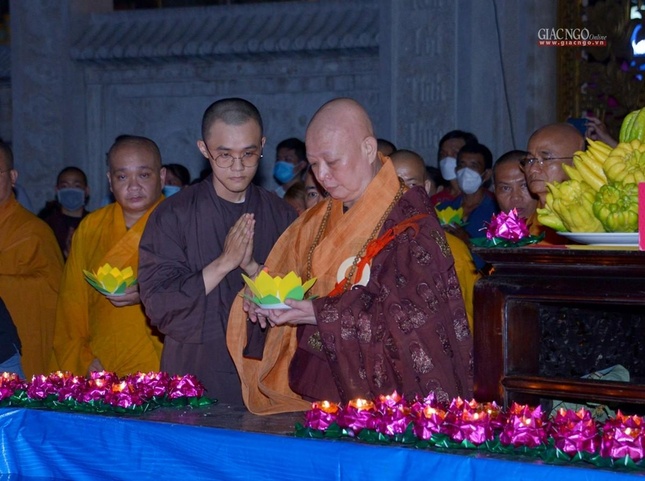 Phóng đăng trên hồ thủy phủ Phóng đăng trên hồ thủy phủ