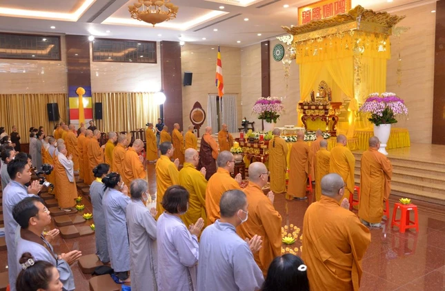 Lễ niêm hương bạch Phật