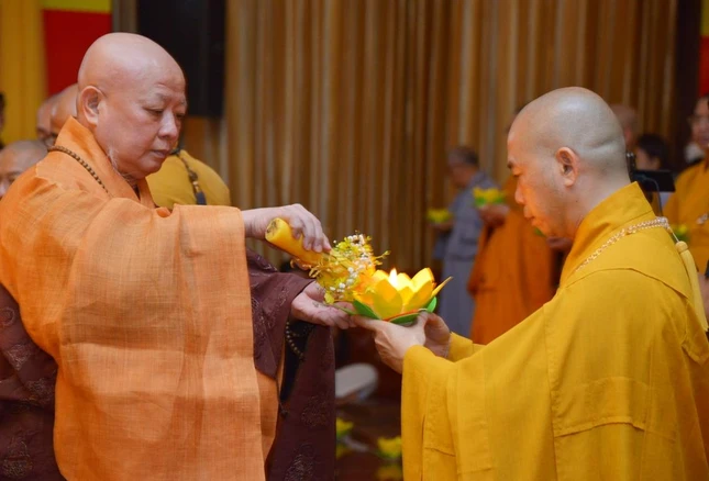 Hòa thượng Thích Lệ Trang truyền đăng