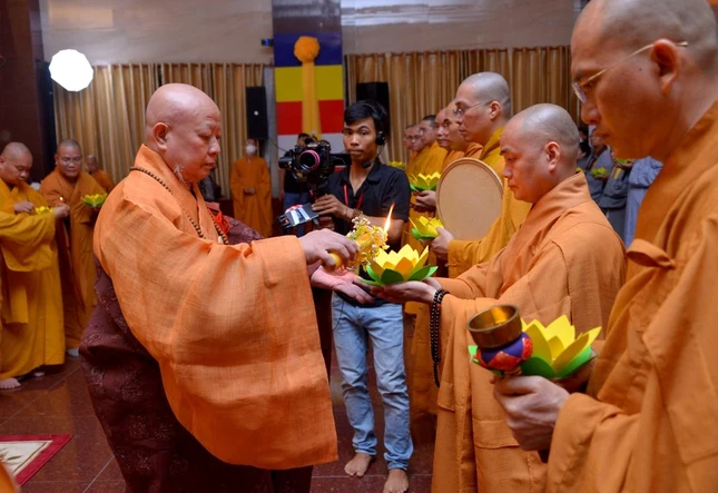 Đến chư tôn đức