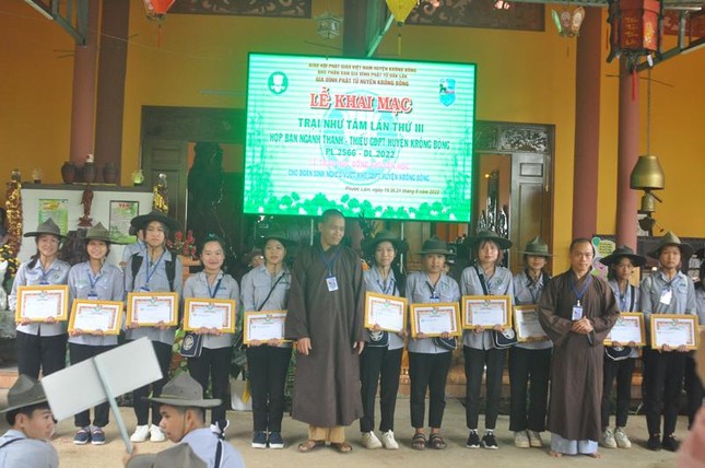 Ban Điều hành Gia đình Phật tử huyện Krông Bông đã tặng Giấy khen, trao học bổng cho 14 đoàn sinh Gia đình Phật tử