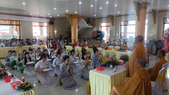 Phật tử dâng y cúng dường