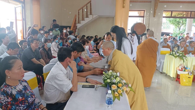 Cài hoa hồng Vu lan đến đại biểu tham dự Cài hoa hồng Vu lan đến đại biểu tham dự