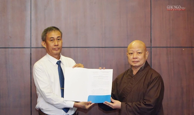 Ông Võ Văn Thiện trao quyết định do Chủ tịch Ủy ban Trung ương MTTQVN ấn ký đến Hòa thượng Thích Lệ Trang