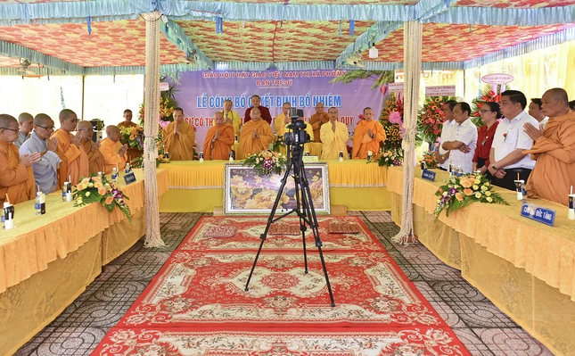 Chư tôn đức chứng minh, đại diện chính quyền thị xã Phú Mỹ tham dự Chư tôn đức chứng minh, đại diện chính quyền thị xã Phú Mỹ tham dự