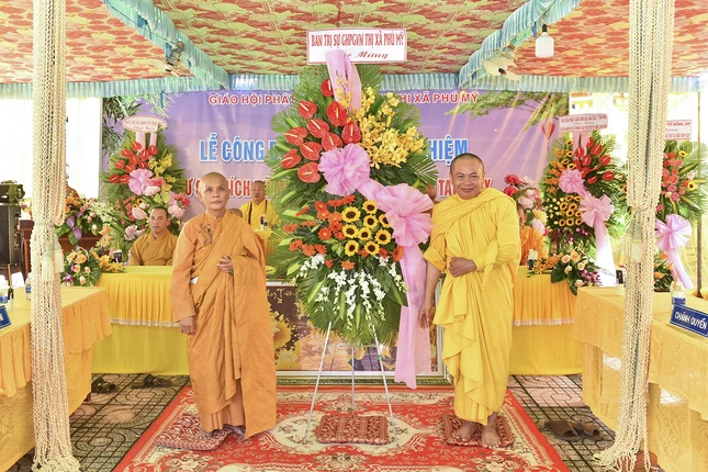 Ban Trị sự GHPGVN thị xã Phú Mỹ tặng hoa chúc mừng Ban Trị sự GHPGVN thị xã Phú Mỹ tặng hoa chúc mừng