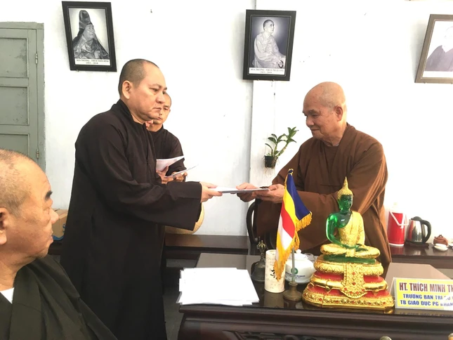 Hòa thượng Thích Minh Thông trao quyết định đến các thành viên Ban Trị sự