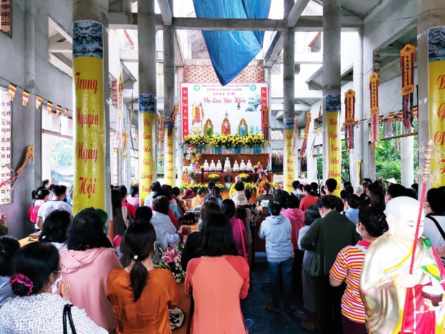 Thăm chùa Pháp Lâm, công trình đang dang dở vì dịch bệnh - Ảnh: CTV