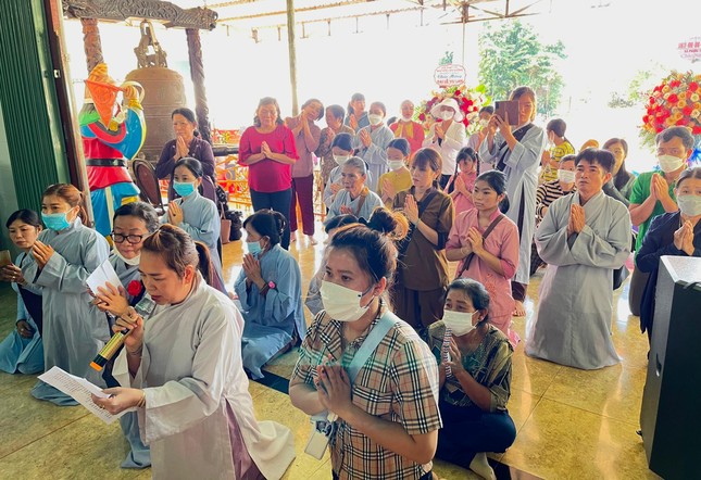 Đại diện Phật tử tác pháp cúng dường chư tôn đức