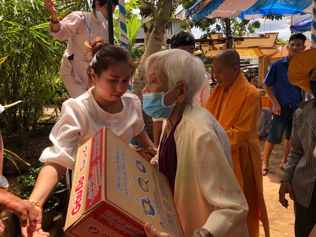 Ni sư Thích nữ Như Hiếu tặng 100 phần quà đến bà con nghèo tại địa phương