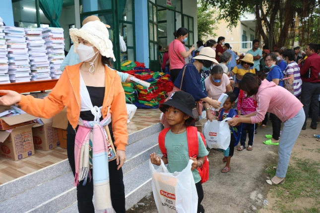 Các em học sinh nhận quà trước năm học mới - Ảnh: CTV