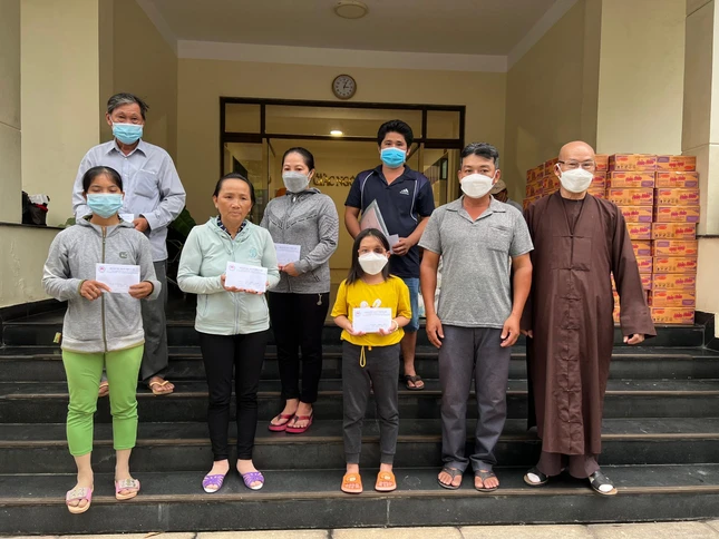 Hòa thượng Thích Tâm Viên trao tiền ủng hộ của bạn đọc đến bệnh nhân có hoàn cảnh đặc biệt khó khăn - Ảnh: M.Tuyền Hòa thượng Thích Tâm Viên trao tiền ủng hộ của bạn đọc đến bệnh nhân có hoàn cảnh đặc biệt khó khăn - Ảnh: M.Tuyền