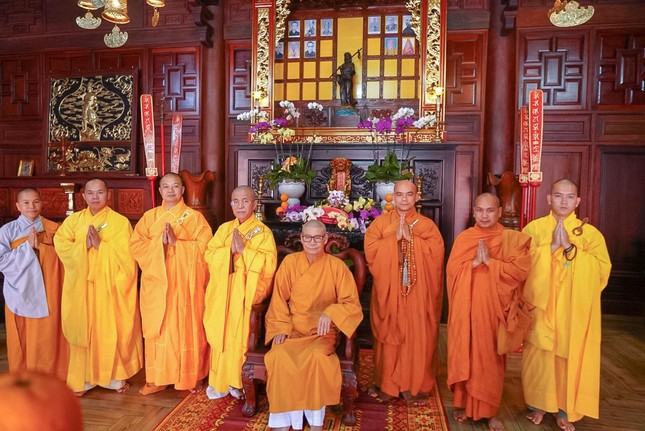 Chụp ảnh lưu niệm cùng Hòa thượng Thích Châu Quang tại tổ đình Sắc Tứ Khải Đoan Chụp ảnh lưu niệm cùng Hòa thượng Thích Châu Quang tại tổ đình Sắc Tứ Khải Đoan