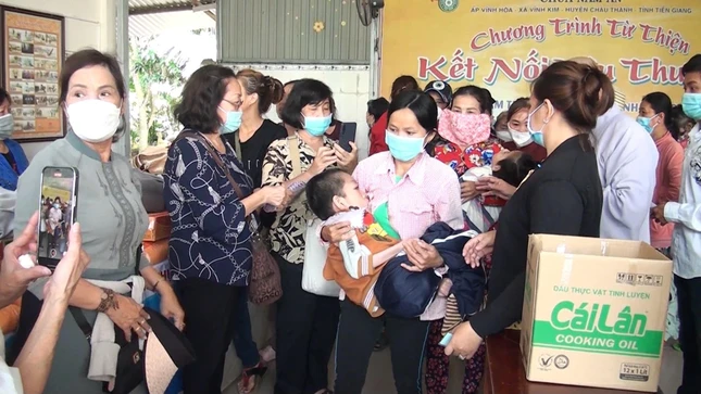 Chùa Nam An tặng quà trẻ khuyết tật và hộ nghèo