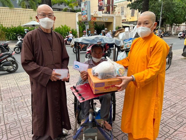 Ban Từ thiện - Xã hội trao quà đến người nghèo - Ảnh: M.Tuyền