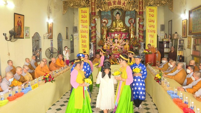 Các em Phật tử dâng hoa cúng dường chư tôn đức Tăng Ni