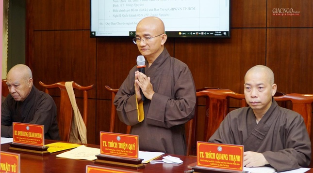 Thượng tọa Thích Thiện Quý thay mặt Ban Thư ký Ban Trị sự báo cáo về công tác tổ chức Đại lễ kỳ siêu đồng bào tử vong, cán bộ, chiến sĩ hy sinh trong đại dịch Covid-19