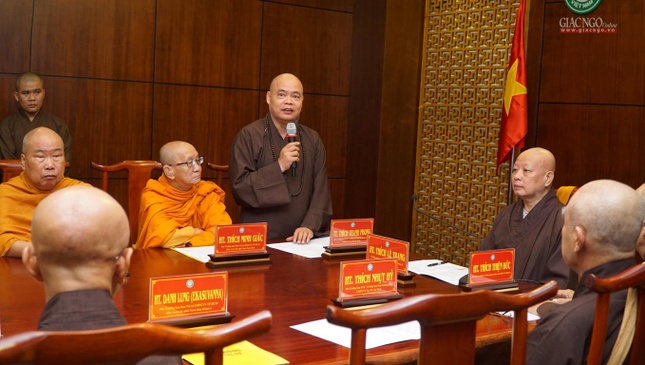 Thượng tọa Thích Thanh Phong báo cáo công tác hỗ trợ các gia đình khó khăn trong đại lễ